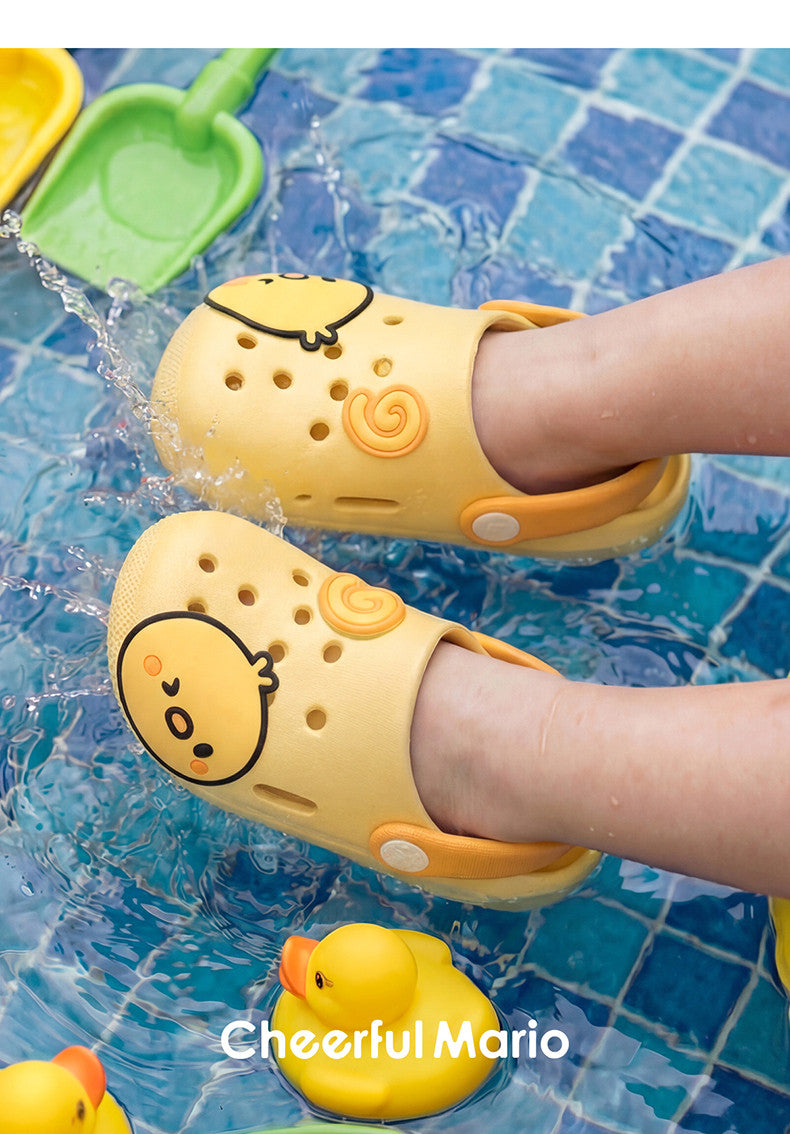 Summer children's slippers, indoor non-slip home wear with cartoon patterns, suitable for both boys and girls, soft-soled toddler flat shoes.
