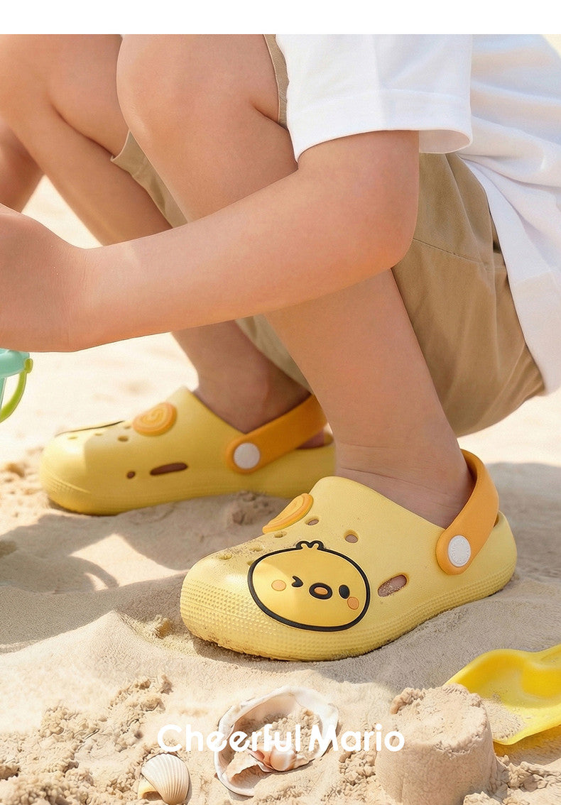 Summer children's slippers, indoor non-slip home wear with cartoon patterns, suitable for both boys and girls, soft-soled toddler flat shoes.