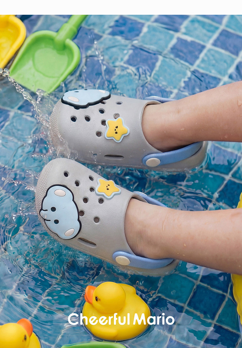 Summer children's slippers, indoor non-slip home wear with cartoon patterns, suitable for both boys and girls, soft-soled toddler flat shoes.