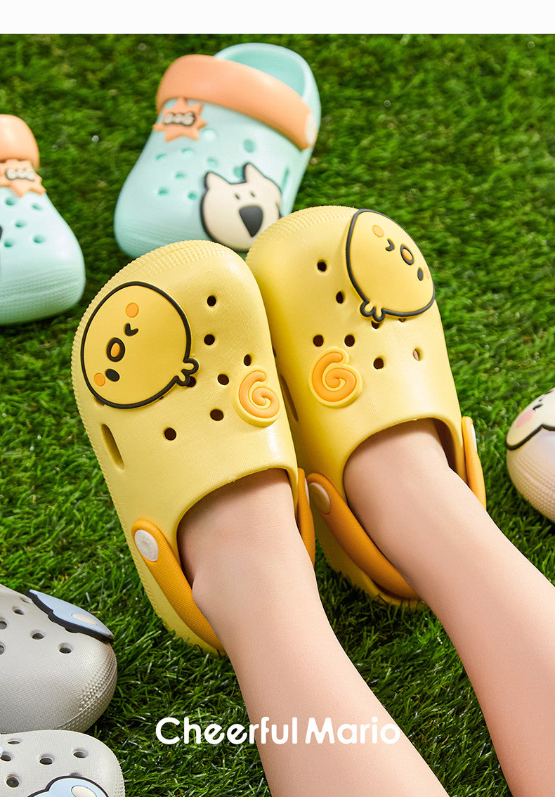 Summer children's slippers, indoor non-slip home wear with cartoon patterns, suitable for both boys and girls, soft-soled toddler flat shoes.