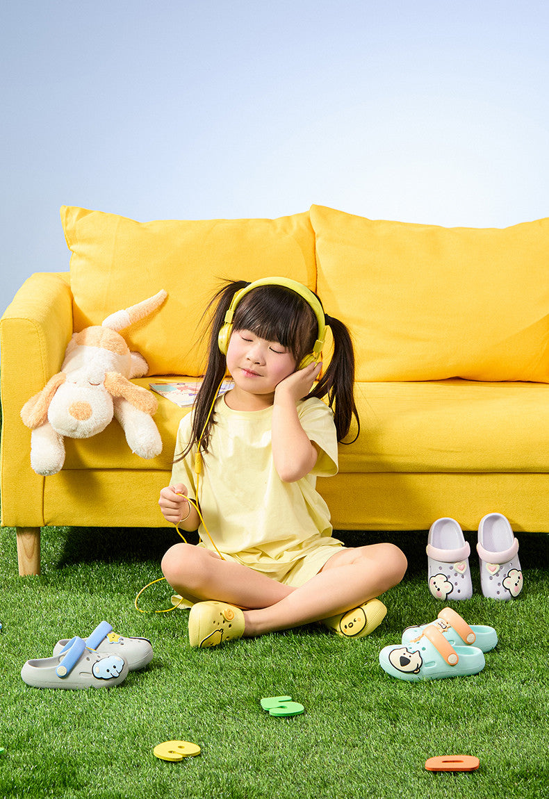 Summer children's slippers, indoor non-slip home wear with cartoon patterns, suitable for both boys and girls, soft-soled toddler flat shoes.