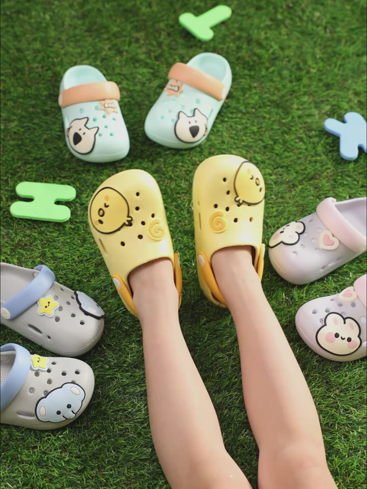 Summer children's slippers, indoor non-slip home wear with cartoon patterns, suitable for both boys and girls, soft-soled toddler flat shoes.